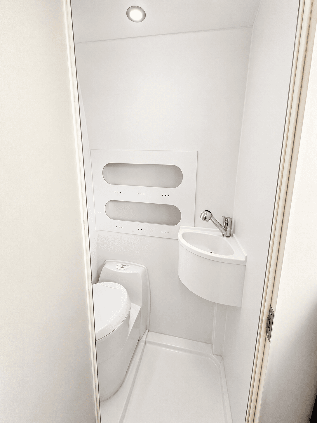 Karavan banyo ve lavabo alanı