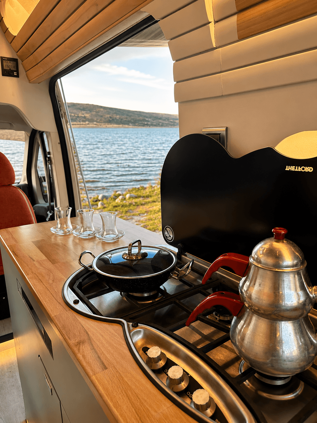 Karavan mutfak ve oturma alanı